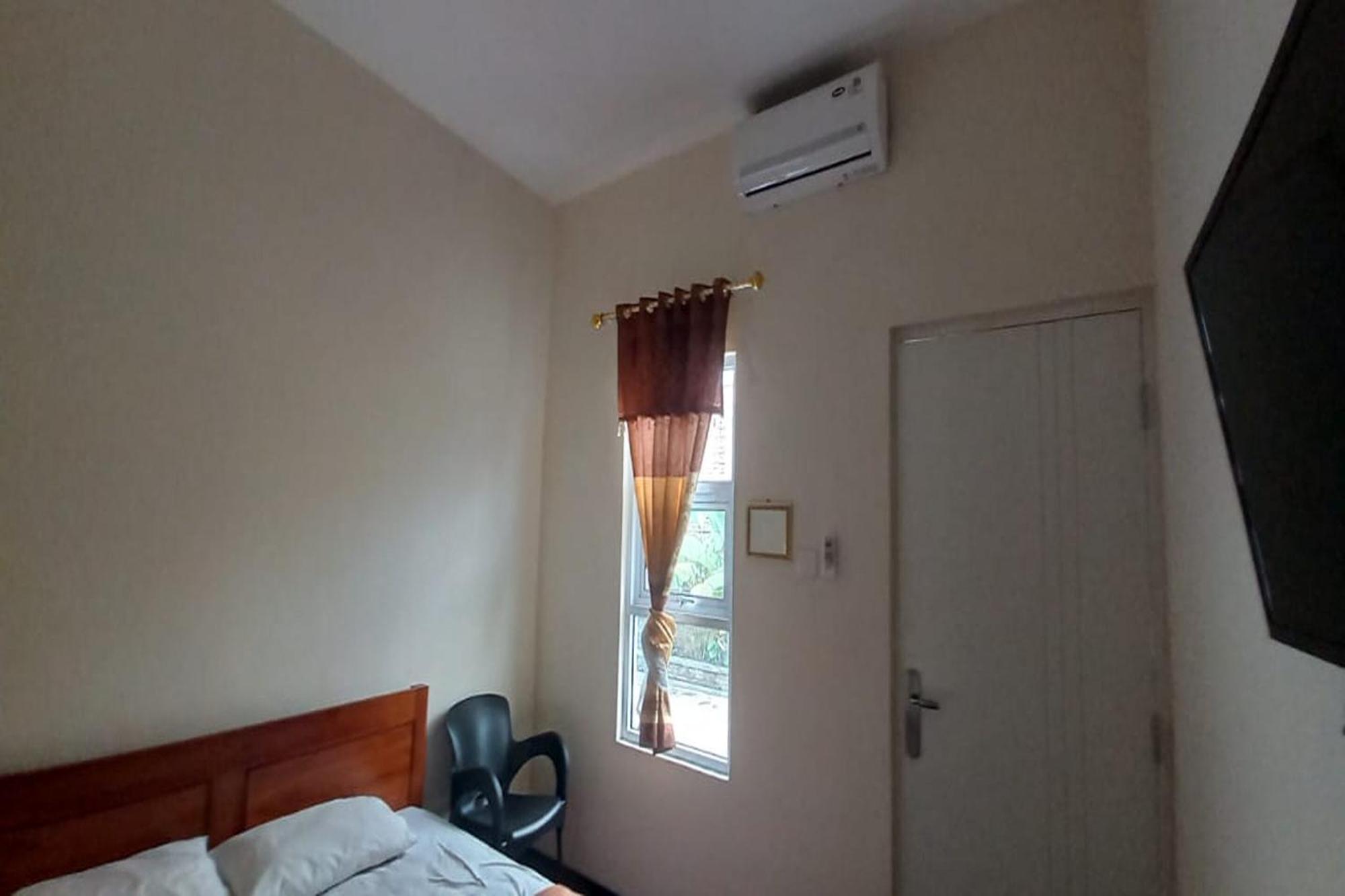 Oyo 93767 45 Guest House Sragen Esterno foto